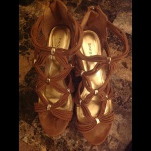 Gorgeous wedges sandles.